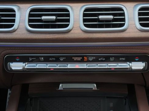 Used 2025 Mercedes-Benz GLS 580 4MATIC image 18