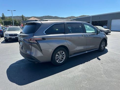 Used 2024 Toyota Sienna XLE FWD image 4