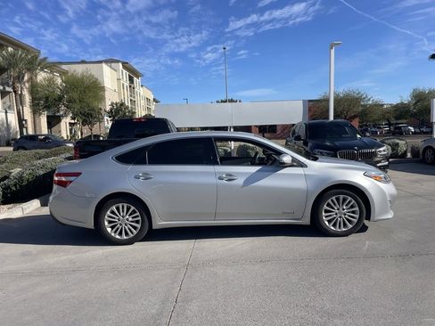 Used 2013 Toyota Avalon XLE Premium image 3