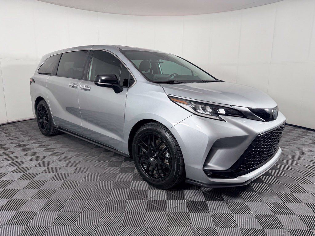 Used 2021 Toyota Sienna XSE FWD image 12