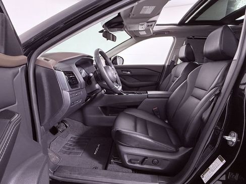 Used 2023 Nissan Rogue SV w/ Premium Package w/ SV Premium B Package FWD image 9
