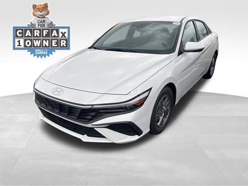 Used 2024 Hyundai Elantra SE image 3