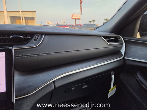 New 2025 Jeep Grand Cherokee Limited image 32