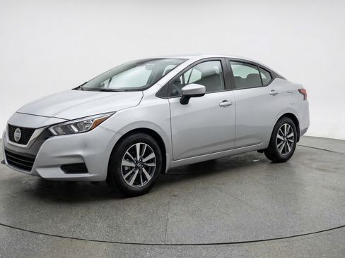 Used 2025 Nissan Versa SV image 3