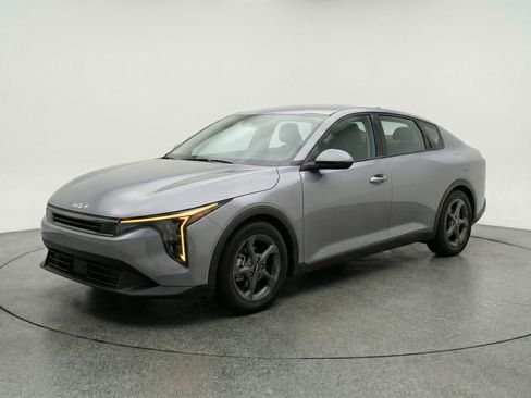 Used 2025 Kia K4 LXS image 3