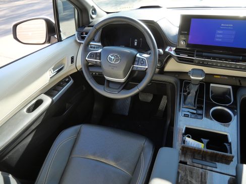 Certified 2025 Toyota Sienna Platinum FWD image 10