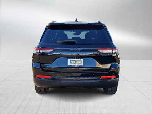 Used 2024 Jeep Grand Cherokee Altitude image 7