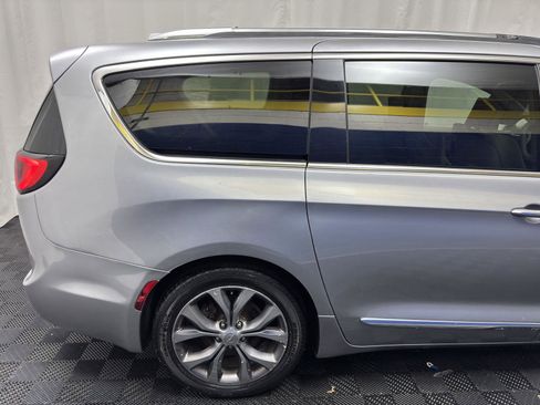 Used 2017 Chrysler Pacifica Limited image 11