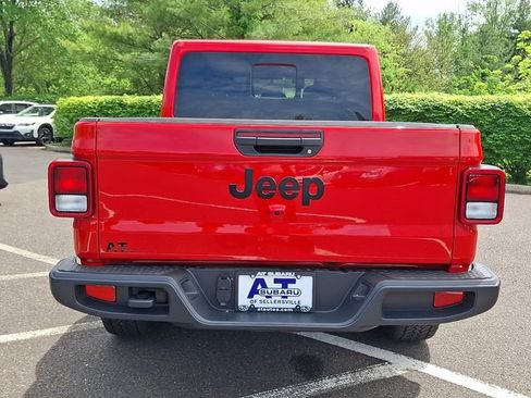 Used 2025 Jeep Gladiator Sport AWD/4WD image 5