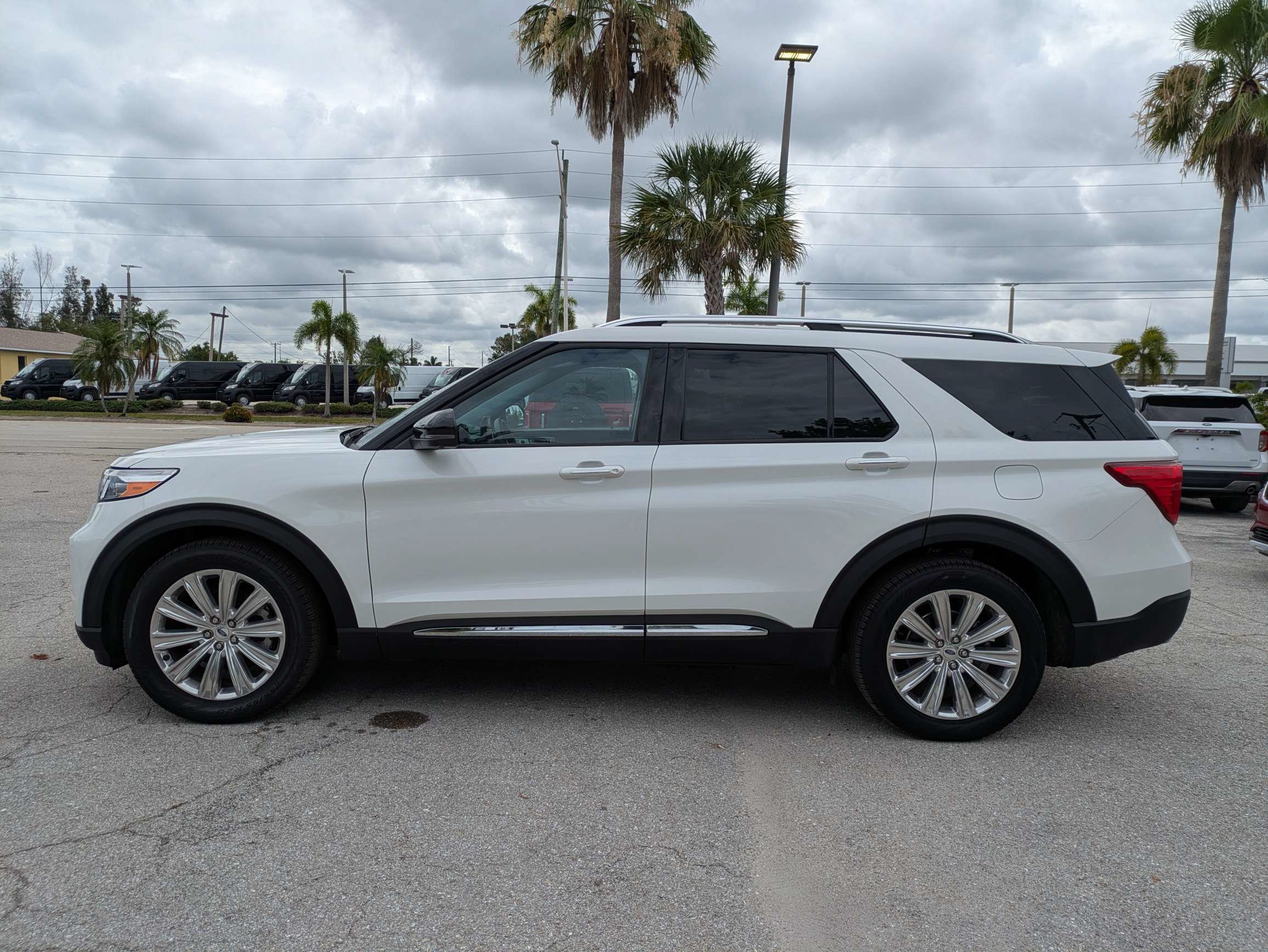 Used 2023 Ford Explorer Limited w/ Limited Technology Package RWD image 7