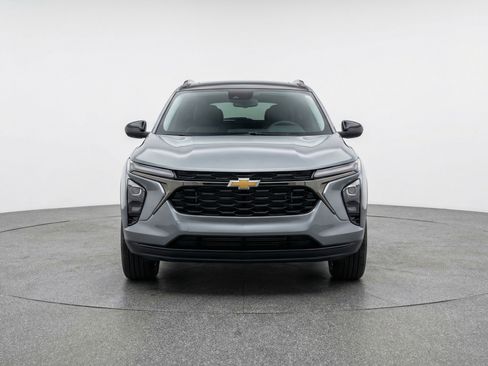 Used 2025 Chevrolet Trax LT w/ LT Convenience Package image 2