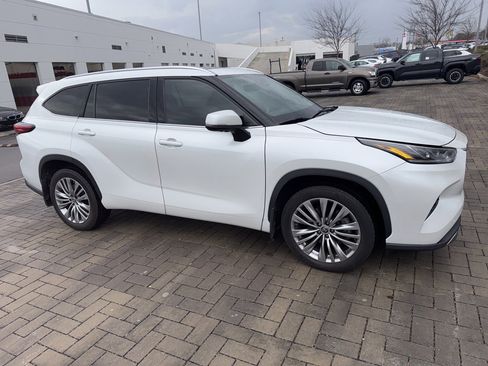 Used 2022 Toyota Highlander Platinum image 2