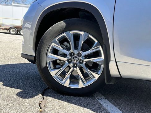 Used 2024 Toyota Highlander Limited image 8