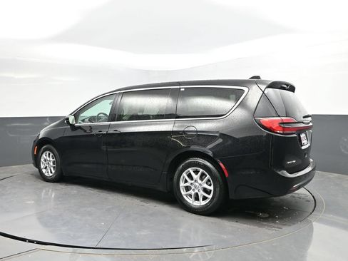 Used 2024 Chrysler Pacifica Touring-L FWD image 5