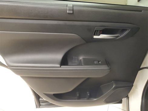 Used 2022 Toyota Highlander XLE image 15