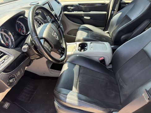 Used 2020 Dodge Grand Caravan SXT FWD image 5