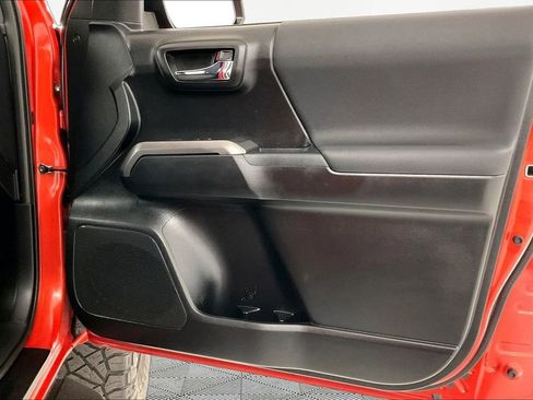 Used 2017 Toyota Tacoma TRD Sport w/ Tow Package (A/T) image 23