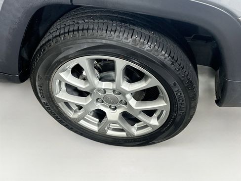 Used 2022 Jeep Compass Latitude image 11