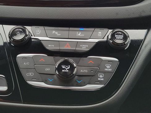 Used 2025 Chrysler Voyager LX image 21