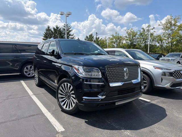 Used 2021 Lincoln Navigator Reserve w/ Luxury Package AWD/4WD image 3