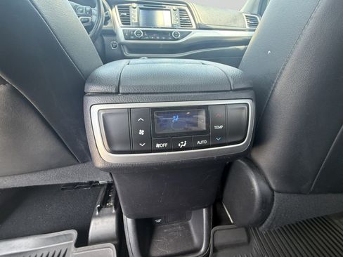 Used 2019 Toyota Highlander XLE AWD/4WD image 24