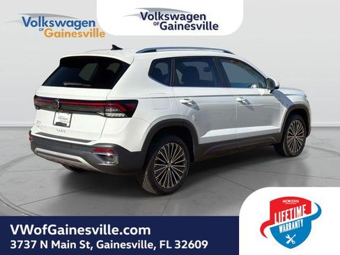 Used 2025 Volkswagen Taos SE FWD image 4