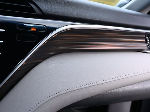 Used 2018 Toyota Camry XLE image 37