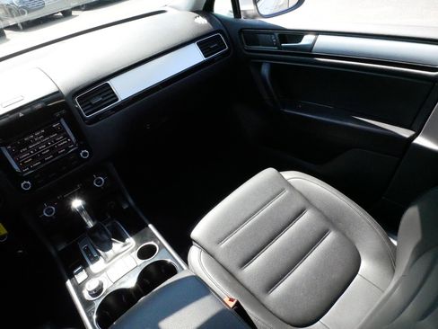 Used 2014 Volkswagen Touareg Sport image 11