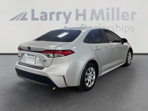 Used 2025 Toyota Corolla LE FWD image 5