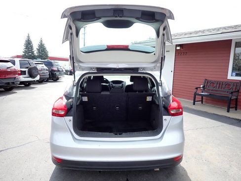 Used 2016 Ford Focus SE w/ SE Cold Weather Package FWD image 5