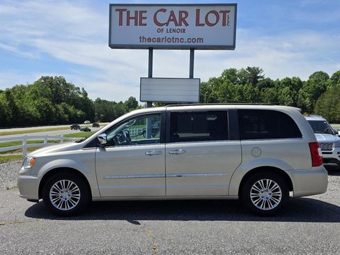 Used 2013 Chrysler Town & Country Touring-L w/ Driver Convenience Group FWD image 2