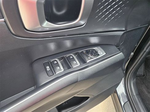 Used 2024 Kia Sorento S image 15