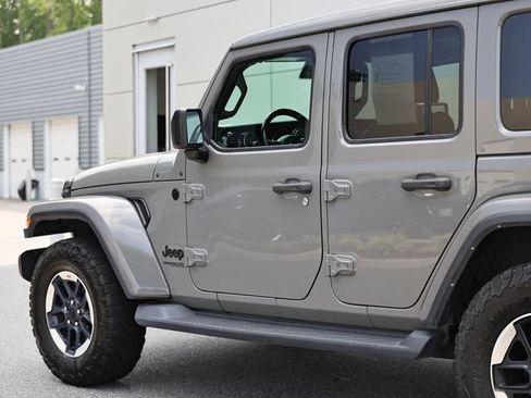 Used 2022 Jeep Wrangler Unlimited Sahara AWD/4WD image 9
