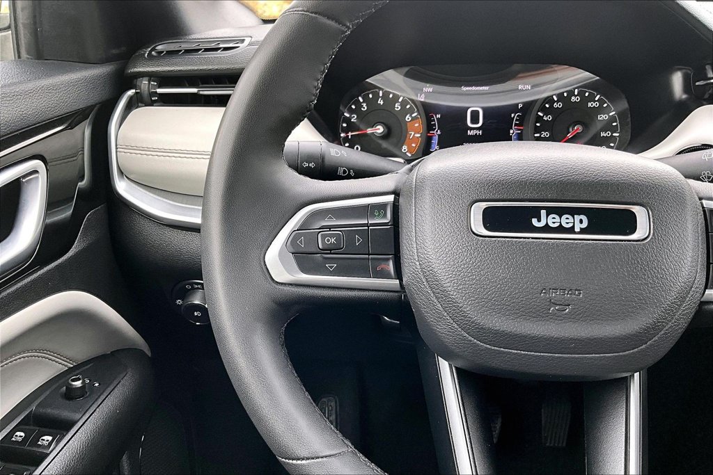 Used 2025 Jeep Compass Limited AWD/4WD image 18