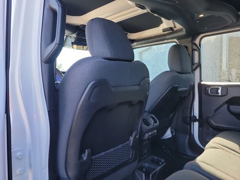 Used 2024 Jeep Wrangler Unlimited Rubicon w/ Technology Group image 12