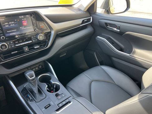 Used 2021 Toyota Highlander XLE image 21