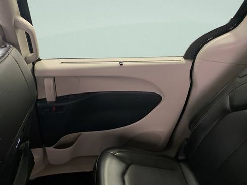 Used 2023 Chrysler Pacifica Touring-L FWD image 29