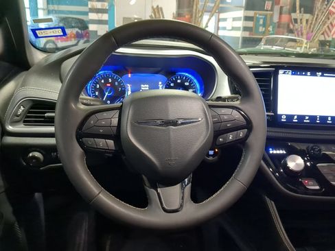 Used 2025 Chrysler Pacifica Limited FWD image 2