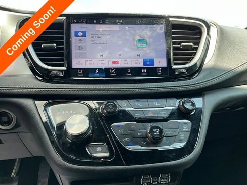 Used 2024 Chrysler Pacifica Touring FWD image 18