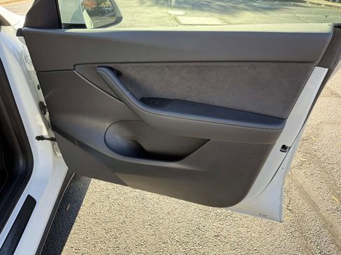 Used 2022 Tesla Model Y Long Range image 15