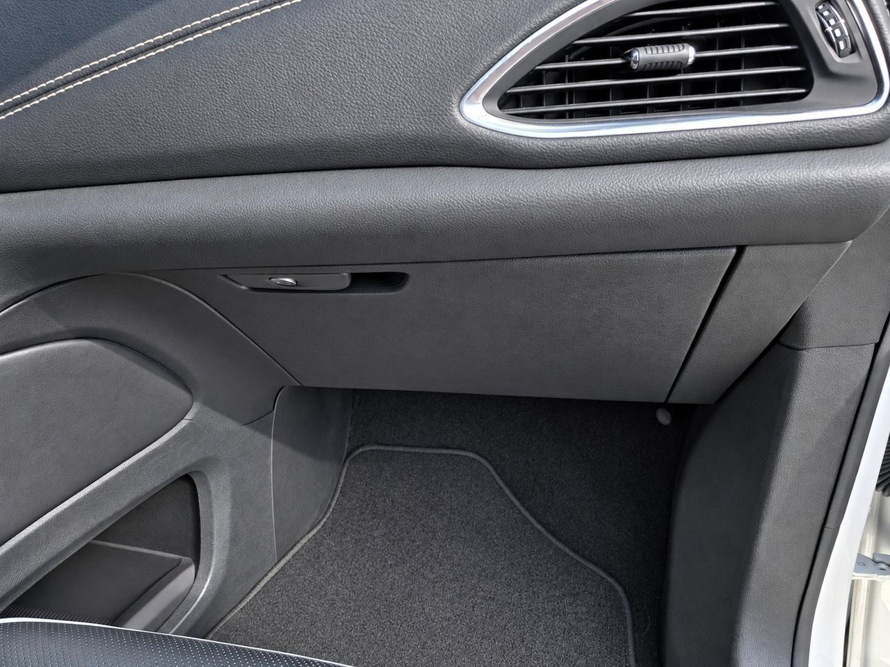 Used 2025 Chrysler Pacifica Limited FWD image 36
