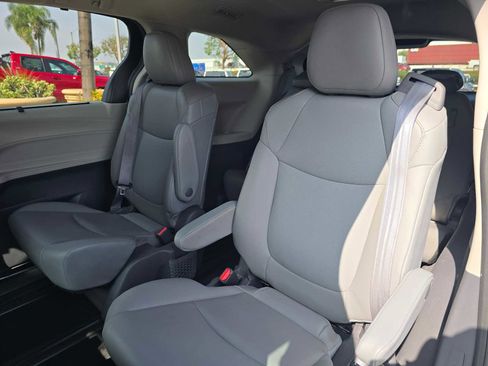Used 2021 Toyota Sienna XLE AWD/4WD image 21