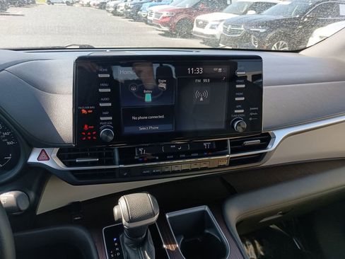 Used 2021 Toyota Sienna XLE image 22