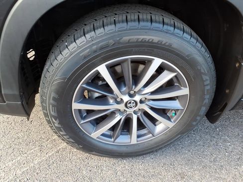 Used 2017 Toyota Highlander XLE image 12