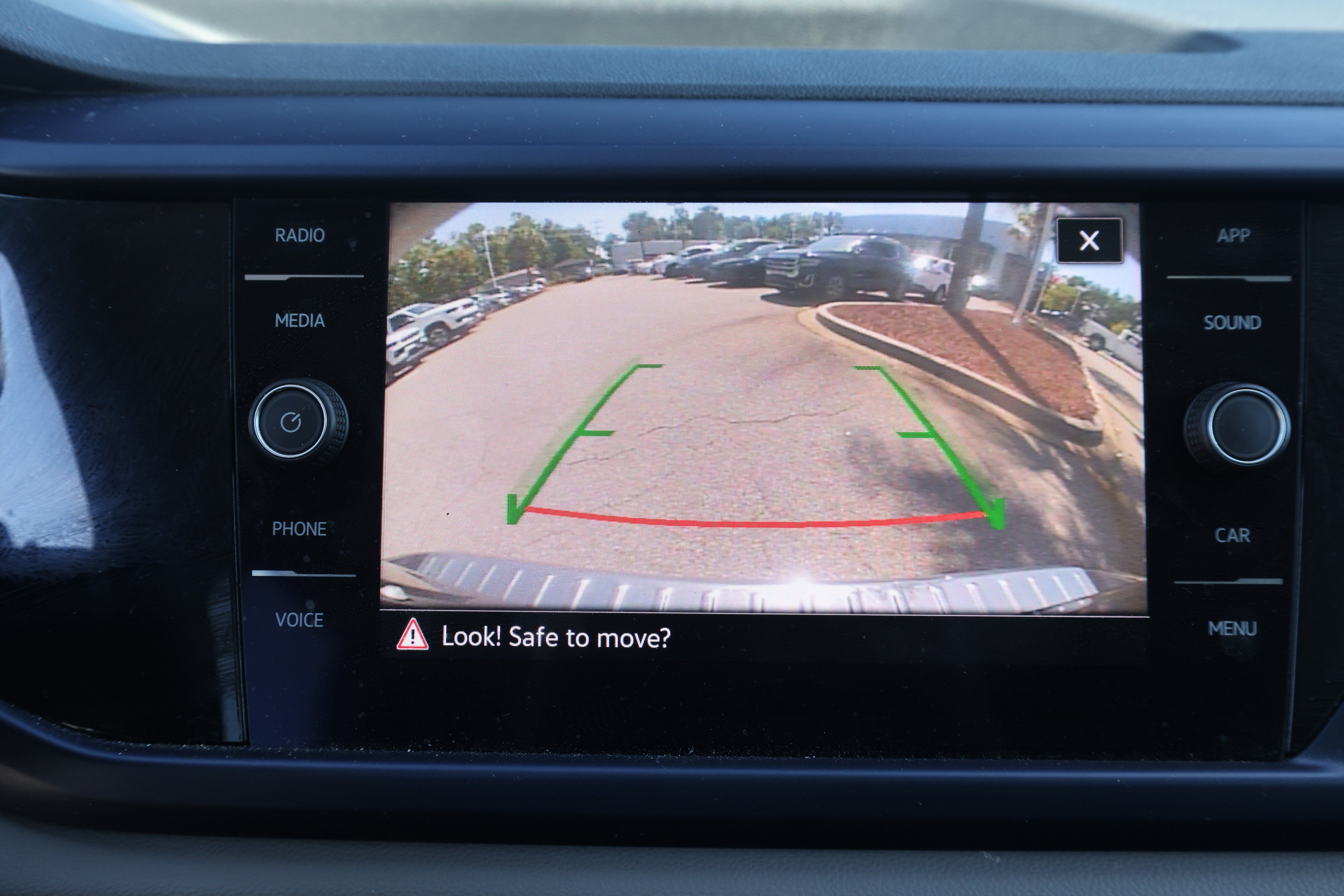 Used 2022 Volkswagen Taos SE w/ Panoramic Sunroof Package FWD image 19