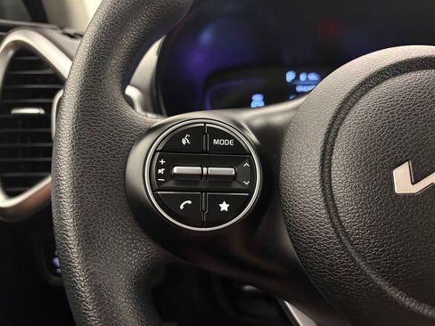 Used 2025 Kia Soul LX FWD image 4