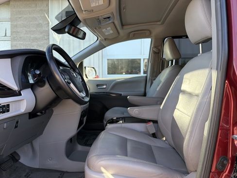 Used 2018 Toyota Sienna XLE image 11