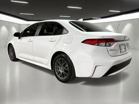Used 2022 Toyota Corolla LE image 3
