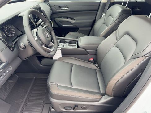 New 2025 Nissan Pathfinder SL w/ Black Appearance Package image 5