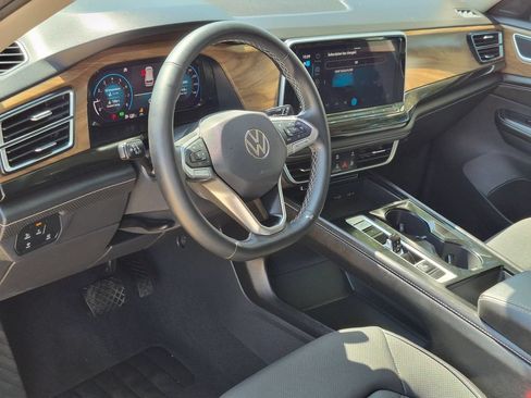 Used 2025 Volkswagen Atlas SE FWD image 15